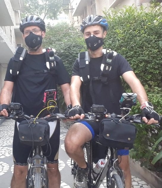 Philippe Apparicio et Jérémy Gelb lors d’une collecte de données à vélo à Delhi